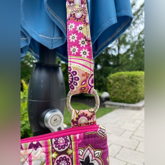 Vera Bradley hipster crossbody in very berry paisley. Adjustable strap - Picture 4 of 13